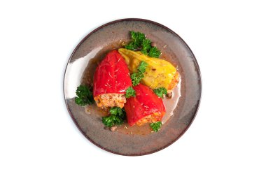 Kırmızı biberli kahverengi tabak, beyaz arka planda izole edilmiş et ve otlarla birlikte..