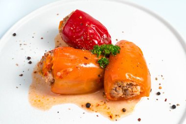 Hafif arka planda kıymalı dolmalık biber..