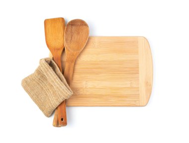 Kesme tahtası, ahşap spatula ve beyaz arka planda keten poşeti olan mutfak arka planı..