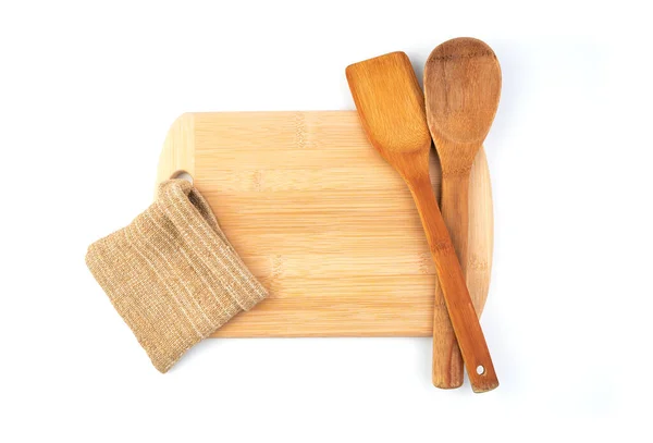Tabla para cocinar y una cuchara de madera sobre un fondo blanco. — Foto de Stock