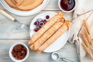 Hafif ahşap arka planda böğürtlenli ve reçelli kızarmış krep..