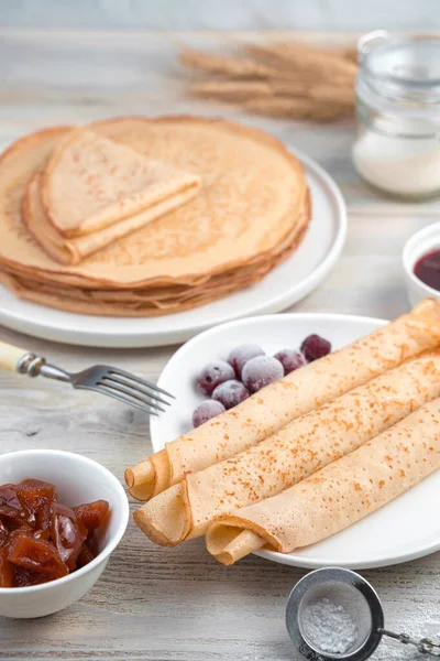 Fundo culinário com panquecas fritas em um fundo de madeira leve. — Fotografia de Stock