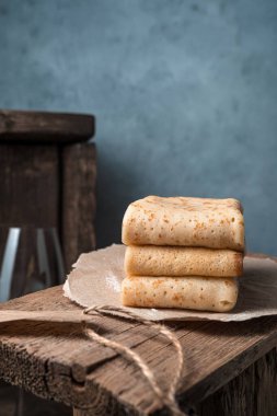 Kağıt tabakta üç katlanmış gözleme. Kopyalama alanı olan kenar görünüm.