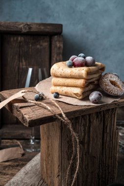 Krep ve donmuş böğürtlenlerle dolu bir hayat. yan görünüm, dikey yönelim.