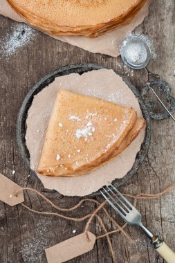 Eski ahşap arka planda krepli tatlı..