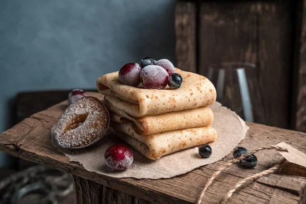 Tatlı, krep, donmuş kiraz ve dağ külleri ile atmosferik vintage arka plan.