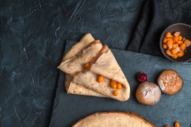 Siyah desenli arka planda böğürtlenli dürülmüş krep..