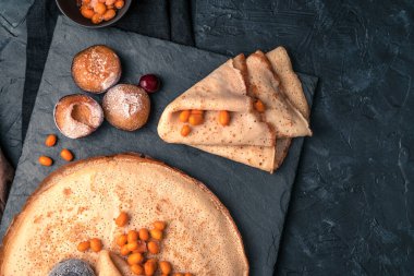 Siyah desenli arka planda donmuş dutlu krepler. Üst görünüm, kopyalamak için boşluk.