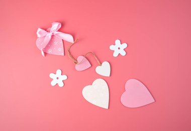 Beyaz dikdörtgen çerçeve, ortasında pembe bir kalp var..