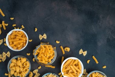 Koyu beton arka planda geniş bir makarna çeşidi..