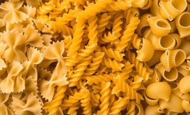 Farklı tipte ham makarna, yakın çekim, üst görünüm.