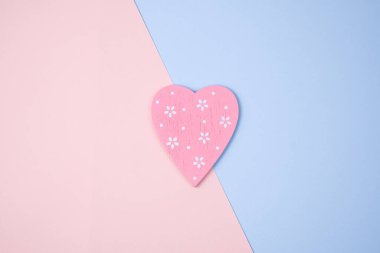 Pembe ve mavi arka planda pembe kalp. Üst görünüm, kopyalayacak yer var. Konsept 14 Şubat, aşkım..