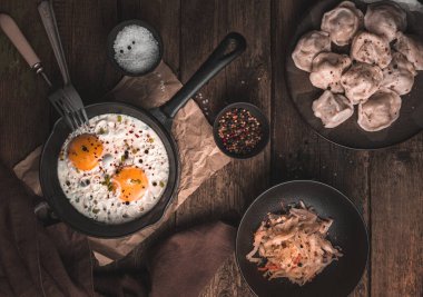 Çırpılmış yumurta, mantı ve lahana ile klasik bir arka planda öğle yemeği. Yukarıdan görünüşü.