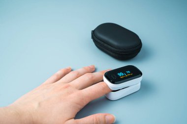 Bir insanın kolundaki oksijen seviyesini ölçmek. Yan görünüm.