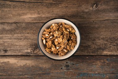 Ahşap arka planda ceviz kabuğu soyulmuş. Yukarıdan görünüşü.