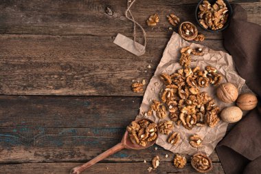 Cevizler soyulmuş ve ahşap bir arka planda. Kopyalamak için boşluk olan üst görünüm.