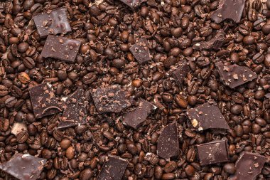 Çikolata, kahve çekirdekleri ve talaşı olan bir arka plan. Yukarıdan görünüşü.
