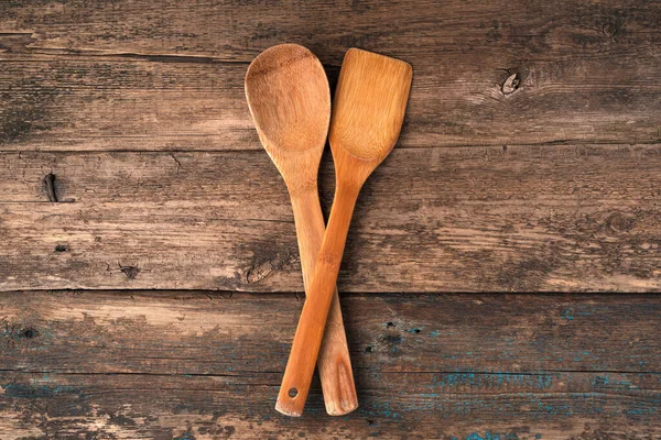 Spatole da cucina in legno naturale su uno sfondo di legno. — Foto Stock