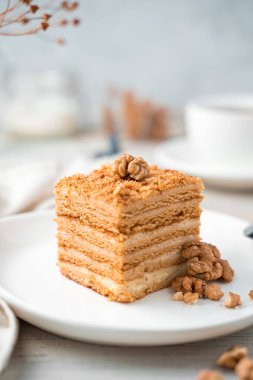 Mutfak arka planı, yumuşak arka planda cevizli ballı pasta. Yan görünüm, yakın plan.