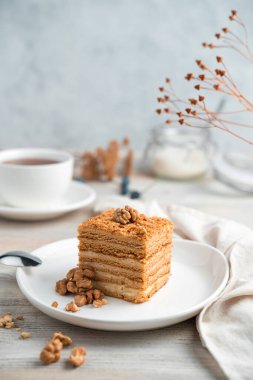 Hafif arka planda cevizli ballı pasta. Yan görünüm.