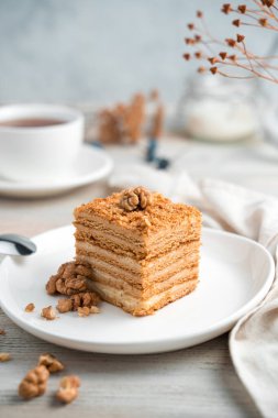 Hafif arka planda ballı kek. Yan görünüm.