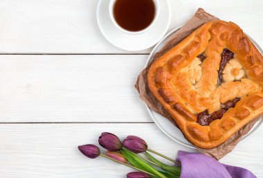 Elmalı turta, çiçekler ve bir fincan çay..