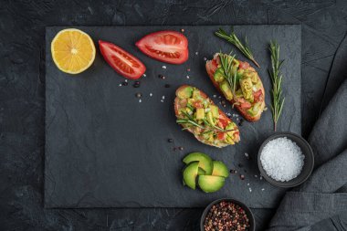 Siyah arka planda avokado sandviçi aperatifi..