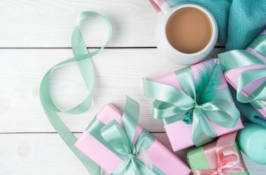 8 Mart, 8 numara, beyaz ahşap arka planda hediyeler ve kahve..