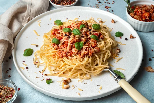 イタリア料理、バジルと味付けボロネーゼ、ナッツとグレーの背景にチーズ. — ストック写真