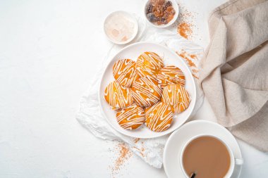 Sütlü, kurabiyeli ve lolipoplu kahve..