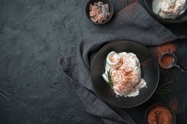 Vahşi, karanlık bir arka planda nefis bir dondurma. Üst görünüm, yatay, kopyalanacak boşluk.