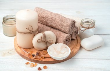 Beyaz ahşap arka planda beyaz ve kahverengi tonlarda spa kompozisyonu.