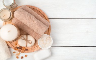 Ahşap arka planda mumları olan temizlik seti. Kopyalama alanı olan üst görünüm.