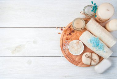 Beyaz arka plandaki deriyi temizlemek için bir set. Kopyalama alanı olan üst görünüm.