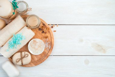 Havlu, mum, çiçek ve sabun ile beyaz arka planda güzel bir spa kompozisyonu..