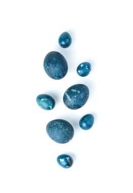 Koyu mavi renkli güzel Paskalya yumurtaları beyaz arka planda izole edilmiş. Üst görünüm