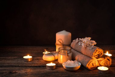 Mumlar ve cilt bakım ürünleriyle atmosferik kaplıca arka planı.