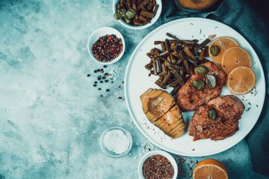 Avokado ve tavuk fileto ile öğle yemeği. Kopyalama alanı olan beton bir arka planda yaratıcı bir tedavi..