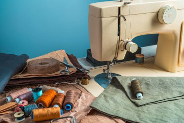 Mavi arka planda terzinin işyeri. Kopyalama alanı olan yan görünüm.