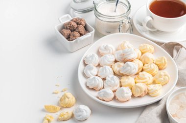 Açık arkaplanda sarı ve beyaz Fransız kreması. Tatlıların konsepti.