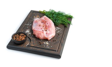 Kesme tahtasında baharat ve otlarla dolu bir parça et..