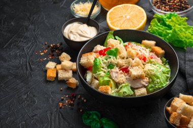 Arka planda salata, kraker ve sos ile mutfak geçmişi. Kopyalama alanı olan yan görünüm.