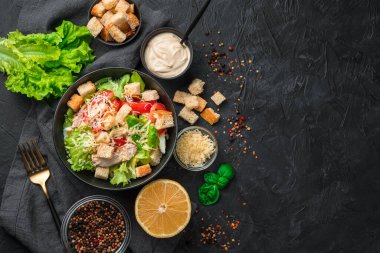 Marul, tavuk, kızarmış ekmek ve soslu Sezar salatası. Kopyalama alanı olan üst görünüm.