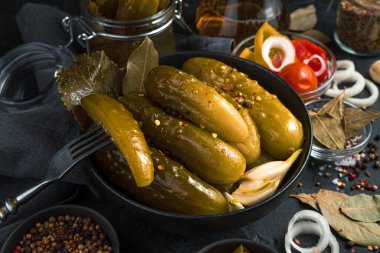 Siyah arka planda yakın plan salatalık turşusu. Ev yapımı turşular, yan manzara..