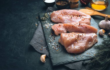 Taze et, koyu arkaplanda dereotu ve sarımsak. Renkli görüntü. Kopyalama alanı olan yan görünüm.