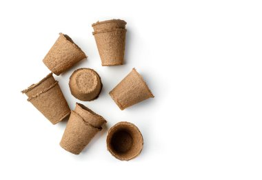 Beyaz arka planda izole edilmiş fidanlar yetiştirmek için saksılar. Üst görünüm, yatay.