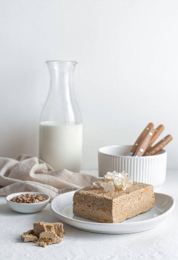 Tohumları ve sütü olan bir helva. Yan görünüm, dikey.