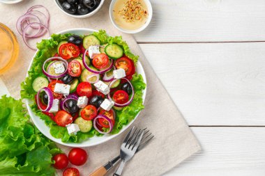 Yunan salatası ve fotokopi alanı ile mutfak arka planı. Üst manzara, yatay. Düzgün beslenme kavramı.