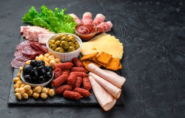 Çeşit çeşit peynirli aperatifler, et. Şarküteri ve peynir tabağı. Yan görünüm, boşluk kopyala.