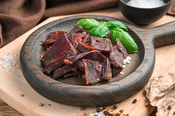 Daging Jerky Close Dengan Garam Dan Lada Dihiasi Dengan Kemangi — Stok Foto